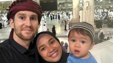 ذهب في رحلة عادية فأصبح الناس يتهافتون على طلب الصور معه.. انه محمد كاريف(تعرف عليه) ذهب في رحلة عادية فأصبح الناس يتهافتون على طلب الصور معه.. انه محمد كاريف(تعرف عليه)