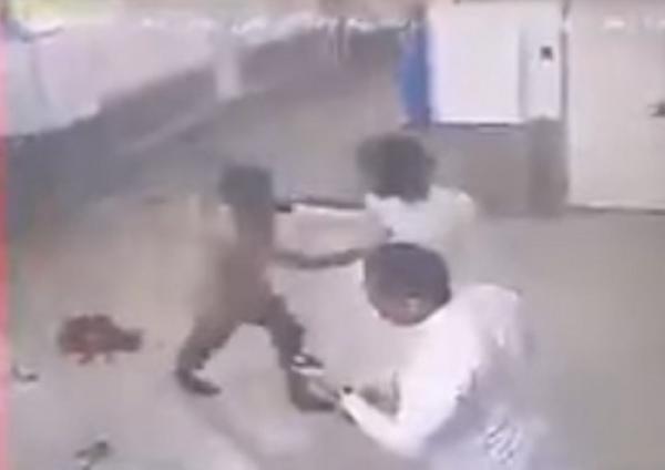 شاهد بالفيديو.. مضاربة عنيفة بين مراجعين وحراس الأمن داخل أحد مستشفيات «جازان»