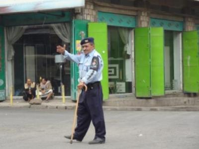 تعرض لحادث مروري ولم يعره أحد اهتماماً (رجل مرور معاق ينظم السير في إب بمساعدة عصاه)