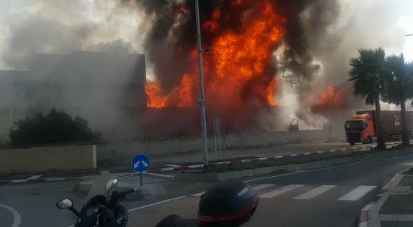 حريق كبير في اسرائيل يتسبب بإيقاف خدمات ميناء بأكلمه 