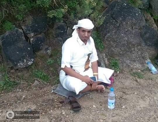 جندي يقتل الشيخ الشرعبي أمام جمع من المواطنين في تعز (صور)