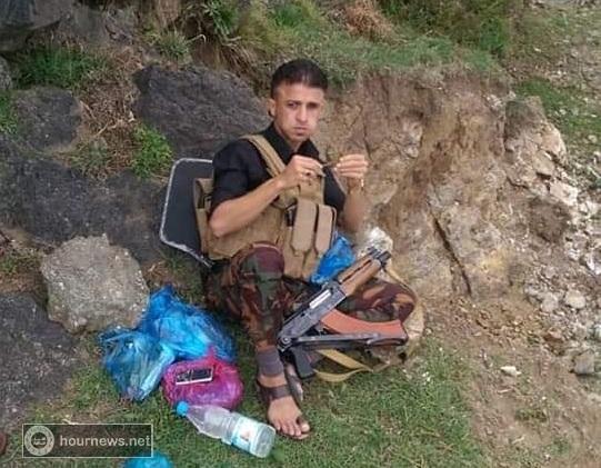 جندي يقتل الشيخ الشرعبي أمام جمع من المواطنين في تعز (صور)