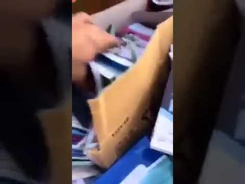 كتب مدرسية بطبعة جديدة ملقاه بحاوية نفايات في السعودية (شاهد فيديو)