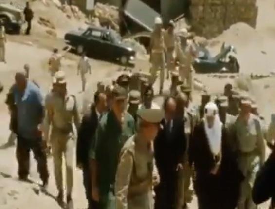 فيديو نادر وبالألوان لزيارة الرئيس السادات والملك فيصل بن عبد العزيز لخط بارليف بعد معركة 73
