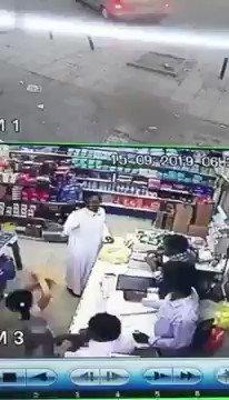 سعودي  يطعن آخر بآلة حادة داخل بقالة في سكاكا (فيديو)