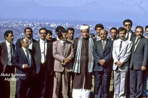 صورة نادرة جداً تنشر لأول مرة للرئيس السابق صالح .. شاهد من يتواجد بجواره !