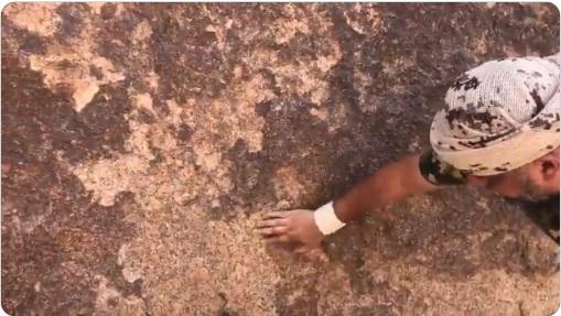 مفاجأة.. محمد العرب يكشف عن صخور «ذهب» في صعدة باليمن .. (شاهد فيديو)