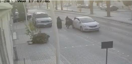 شاهد كيف حاول شابان سعوديان سرقة حقيبة امرأة وسط الشارع.. وماذا حدث لها (فيديو)