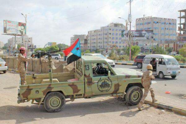 مسلحو الإنتقالي يداهمون منزل قائد عسكري موالي للحكومة في عدن وينهبون محتوياته