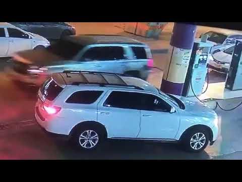 كانوا في حالة غير طبيعية.. شاهد فيديو 4 شباب سعوديون يسرقون محل تموينات ويصيبون العامل بقوة