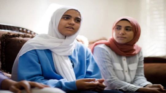 الخطوط الكندية تجبر فتاة مسلمة صغيرة على خلع حجابها أمام الركاب!
