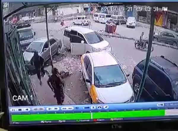 شاهد فيديو لحظة قيام مسلحين يرتدون ملابس عسكرية بنهب محل صرافة الفروي في عدن