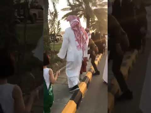 جندي سعودي ينقذ طفلة من أمام عربات عسكرية بـ السعودية.. وما حدث كان مفاجئا للجميع (شاهد)