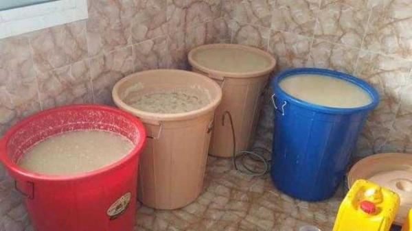 يضعونه في سطول.. القبض على عصابة لصناعة الخمر في المكلا تقودها فتاة 