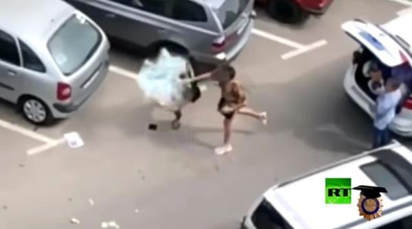 شاهد كيف حطم سائح زجاجة على رأس سائق سيارة