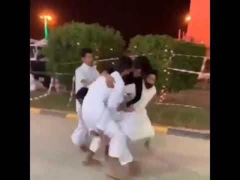 أقوى مضاربة عنيفة في يوم العيد الوطني للمملكة.. حتى مع وصول الشرطة 