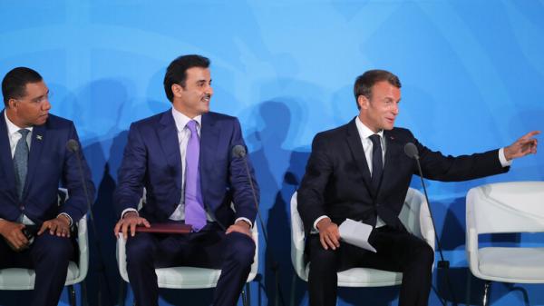 جدل واسع بعد مصافحة ماكرون لأمير قطر وهو جالس (فيديو)