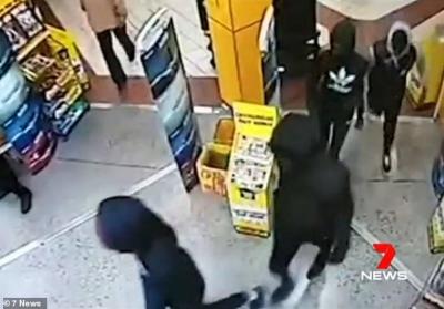 شاهد.. لحظة هجوم عصابات "آيفون 11" على المحلات في أستراليا