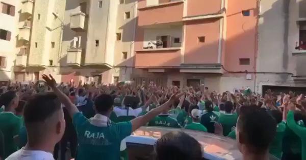 فيديو مؤثر جماهير ومشجعي نادي الرجاء المغربي يدعمون زميلهم المصاب بالسرطان ويحضرون إلى منزله