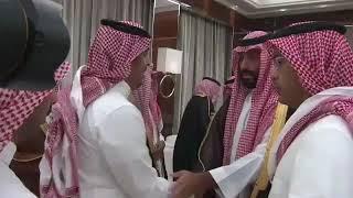 ردة فعل غير متوقعة من محمد بن سلمان عندما حاول اشخاص تقبيل ركبته (لن تصدق)