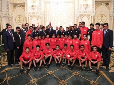 الرئيس هادي يلتقي بلاعبي منتخب اليمن للناشئين بعد تأهلهم إلى كأس آسيا ويكرمهم بهذا المبلغ !