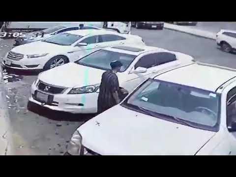لص في جدة يسرق سيارة في وضع التشغيل ويتفاجأ بطفل داخلها - فماذا فعل؟ (فيديو)