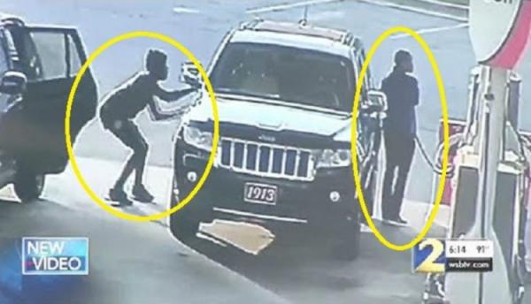امرأة توقف سرقة سيارتها بفكرة غريبة (فيديو)