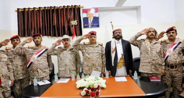 وزير الدفاع يفتتح مقر قيادة العمليات المشتركة بمأرب ويُكرّم قائد التحالف بمناسبة انتهاء فترة عمله