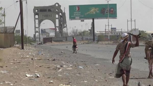 في تصعيد كبير.. الحوثيون يقصفون مدينة في الساحل الغربي من ثلاث جهات ويستهدفون هذه المنطقة
