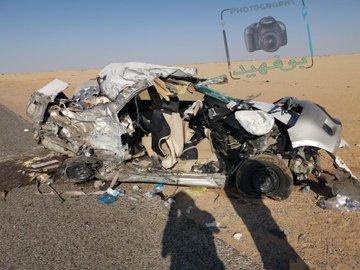 حادث لا يصدق على خط العبر مع باص نقل.. انتهت السيارة، وهذا ما حدث للشاب (بالصور)