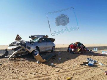 حادث لا يصدق على خط العبر مع باص نقل.. انتهت السيارة، وهذا ما حدث للشاب (بالصور)