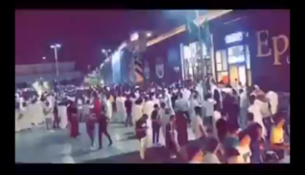 شاهد تجمهر شباب على سعودية بدون عباءة في أحد مطاعم الرياض