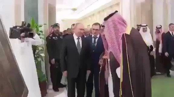 شاهد الهدايا التذكارية المتبادلة بين الملك سلمان والرئيس بوتين الذي فاجأة بهدية لم يتوقعها (فيديو)
