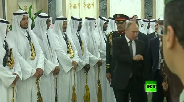 بالفيديو.. بوتين يسأل سلمان عن الخنجر على خصر حرس الشرف السعودي.. شاهد رده !
