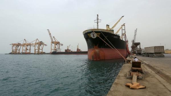 الحكومة اليمنية توافق على دخول 10 سفن إلى ميناء الحديدة