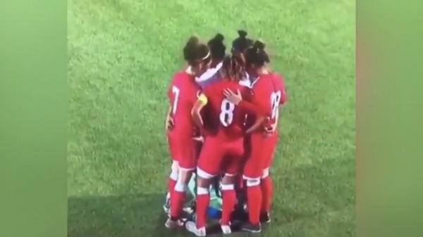 شاهد ما فعلته لاعبات منتخب أردني بعد سقوط حجاب المنافسة