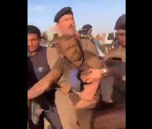 السعودية: لحظة انقاذ شخص سقط في بئر بوادي الدواسر.. شاهد كيف تم انقاذه (فيديو)