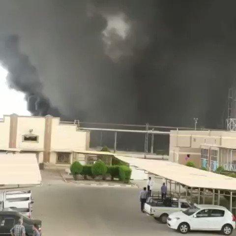 بالفيديو.. إندلاع حريق كبير في مصفاة نفط عبادان في إيران بعد سماع دوى إنفجارات..والسبب!