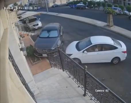 يمني في جدة يتهور ويصطدم بسيارة متوقفة ويهرب وكاميرات المراقبة ترصده (فيديو وتفاصيل الحادثة)