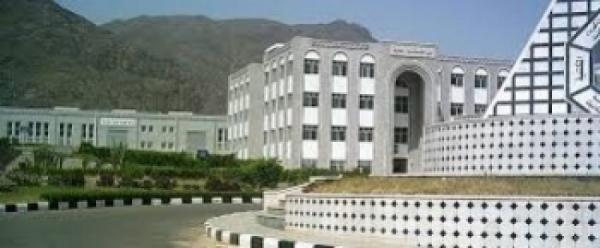 مسلحون يقتحمون جامعة تعز واعضاء هيئة التدريس تنفذ وقفة احتجاجية