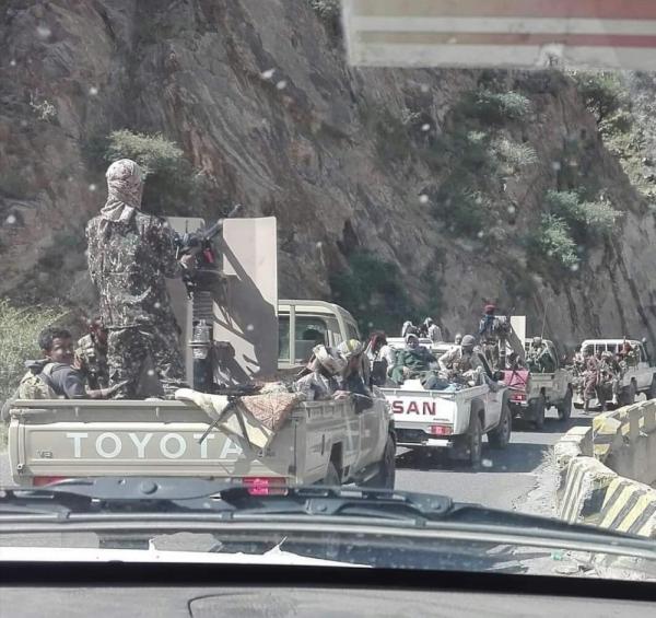 ارتفاع حالة التوتر بين الشرعية والانتقالي والاخير يدفع بتعزيزات كبيرة إلى أبين (صورة)