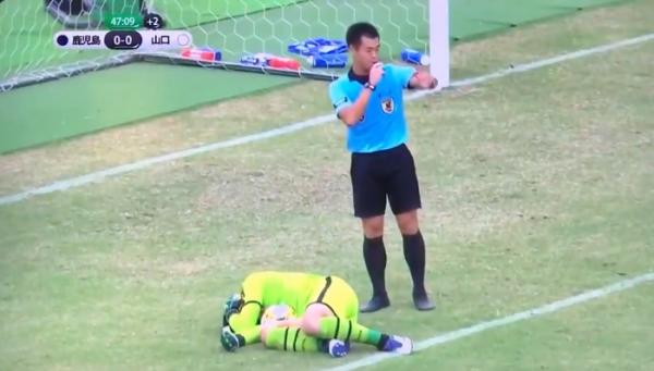حارس مرمى يشفى بأعجوبة بعد صافرة الحكم (فيديو)