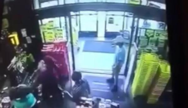 شاهد ردة فعل رجل اسود من شاب ابيض سخر من سيدة سمراء داخل متجر.. أفقده وعيه !