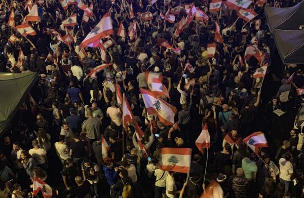 اشتباك بالأيدي بين عناصر لحزب الله ومتظاهرين ببيروت