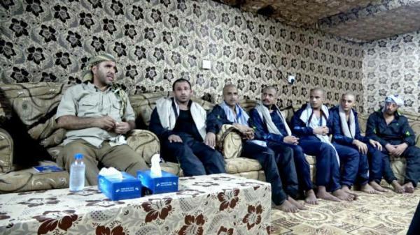 أسرى الحوثيين في سجون قوات طارق ينطقون.. وهذا ما قالوه ! (فيديو)