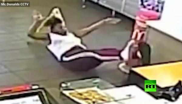 زبونة تحتج على وجبة وتلقيها في وجه عامل مطعم في أمريكا.. وهكذا جاء الرد الصادم (فيديو)