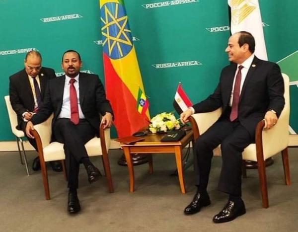 جلسة رئيس وزراء أثيوبيا أثناء لقاء السيسي تثير الاستغراب.. واخرون يربطونها بأزمة سد النهضة!