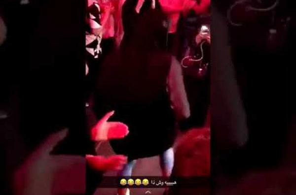سعودية ترقص امام الرجال في موسم الرياض بطريقة «مثيرة» و«منحلة» ! (فيديو)