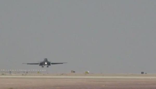 الجيش الأمريكي يعلن وصول إحدى قاذفاته العملاقة إلى قاعدة الأمير سلطان الجوية بالسعودية (شاهد)