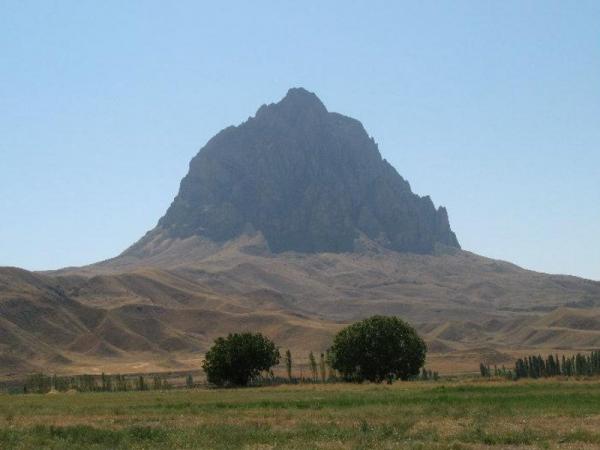لماذا قالوا إن سفينة نوح مرت منه؟.. شاهد قصة جبل الأفاعي الغامض بأذربيجان